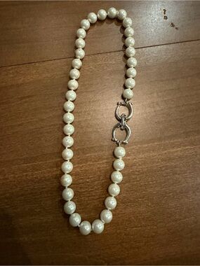 Vintage faux pearl necklace featuring distinct toggle clasp 18”